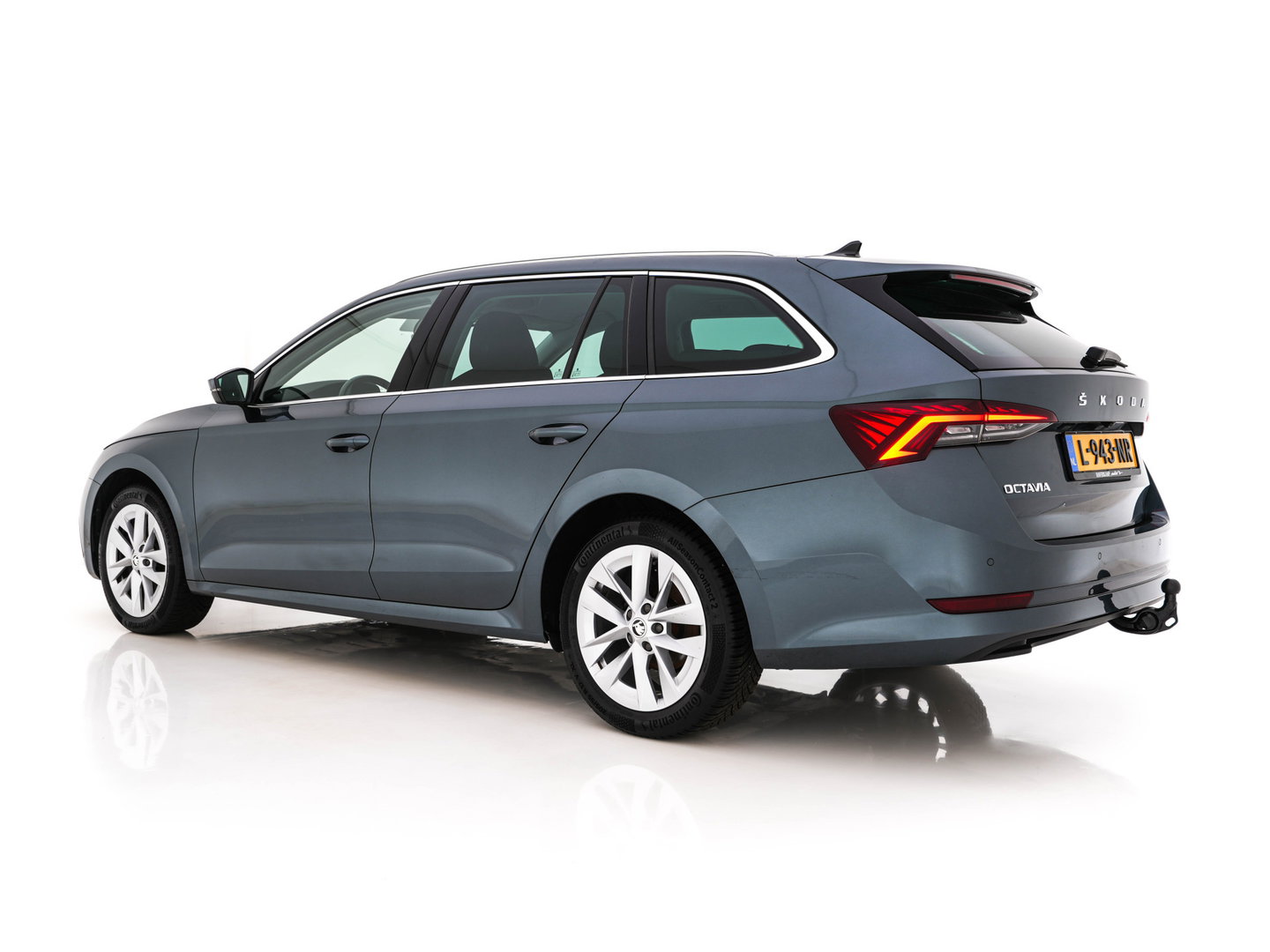 Škoda Octavia Combi 1.0 TSI Business Edition Plus (INCL-BTW) *FULL-LED | NAVI-FULLMAP | HEATED-COMFORTSEATS | DIGI-COCKPIT | CAMERA | KEYLESS | DAB | AMBIENTLIGHT | PRIVACYGLASS | ECC | CARPLAY | PDC | CRUISE | 17''ALU*