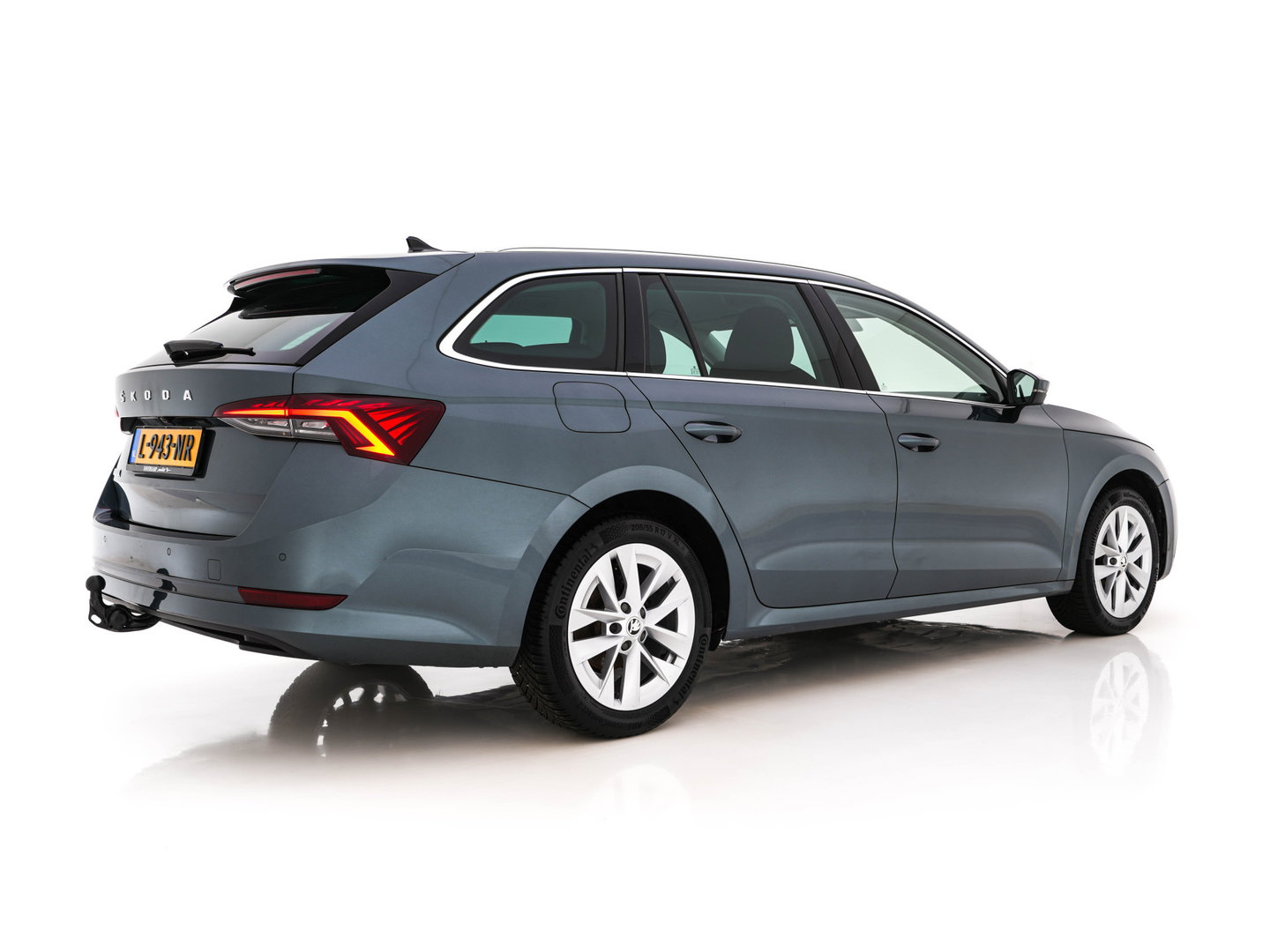 Škoda Octavia Combi 1.0 TSI Business Edition Plus (INCL-BTW) *FULL-LED | NAVI-FULLMAP | HEATED-COMFORTSEATS | DIGI-COCKPIT | CAMERA | KEYLESS | DAB | AMBIENTLIGHT | PRIVACYGLASS | ECC | CARPLAY | PDC | CRUISE | 17''ALU*
