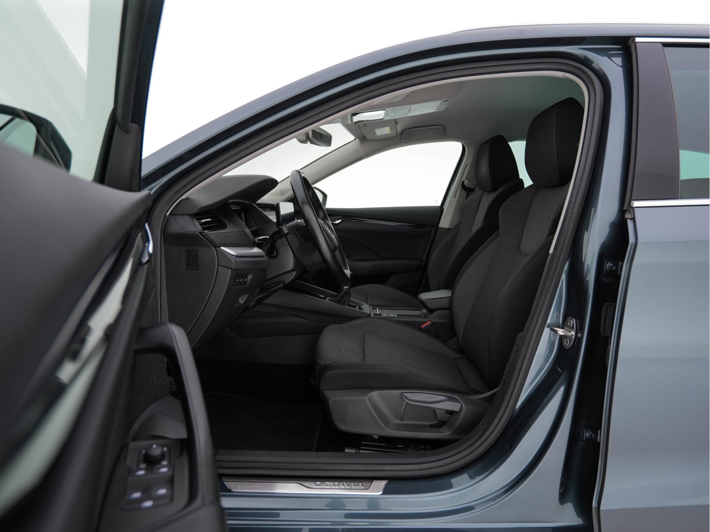 Škoda Octavia Combi 1.0 TSI Business Edition Plus (INCL-BTW) *FULL-LED | NAVI-FULLMAP | HEATED-COMFORTSEATS | DIGI-COCKPIT | CAMERA | KEYLESS | DAB | AMBIENTLIGHT | PRIVACYGLASS | ECC | CARPLAY | PDC | CRUISE | 17''ALU*