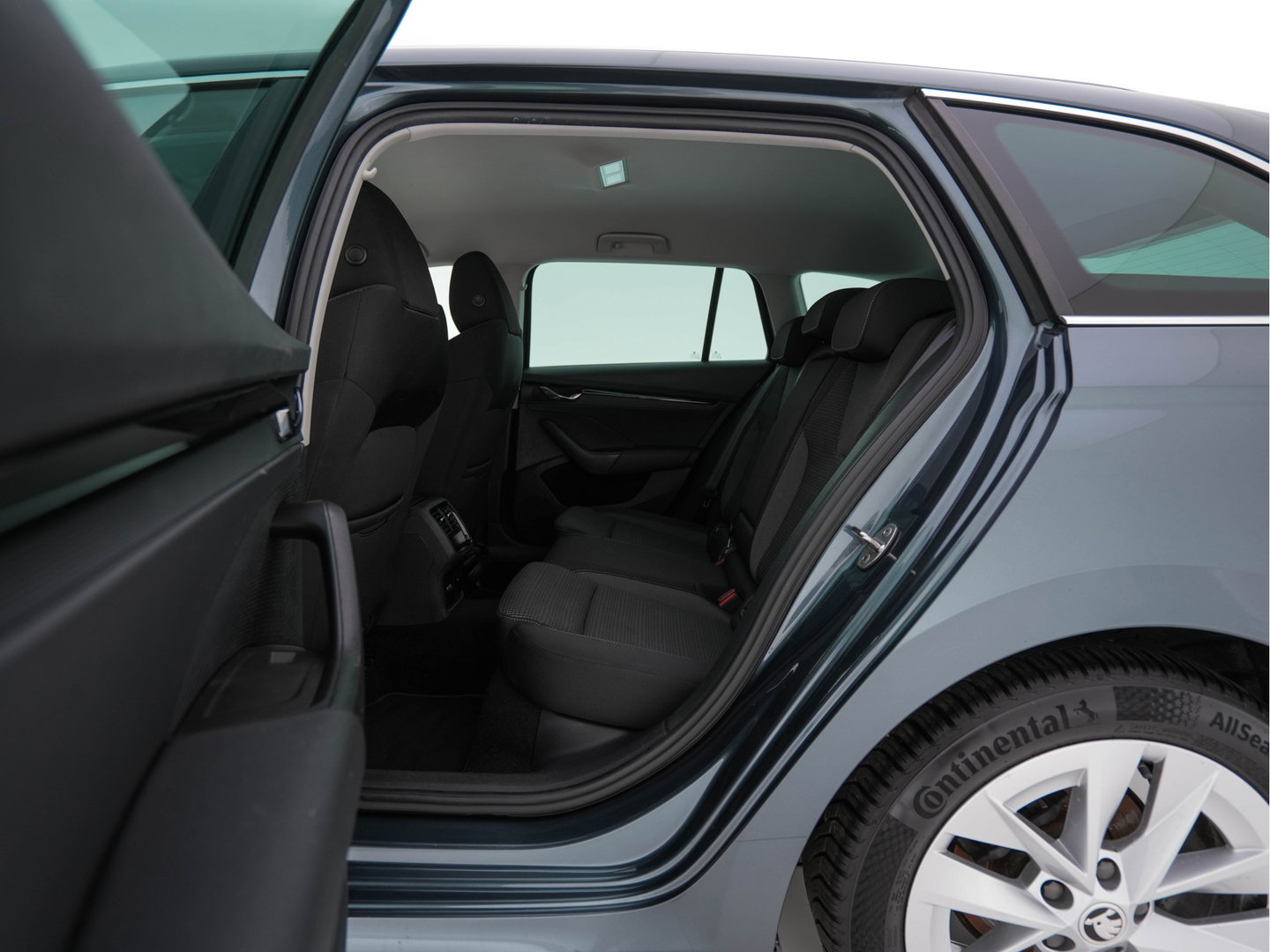 Škoda Octavia Combi 1.0 TSI Business Edition Plus (INCL-BTW) *FULL-LED | NAVI-FULLMAP | HEATED-COMFORTSEATS | DIGI-COCKPIT | CAMERA | KEYLESS | DAB | AMBIENTLIGHT | PRIVACYGLASS | ECC | CARPLAY | PDC | CRUISE | 17''ALU*