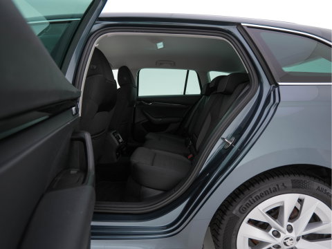 Škoda Octavia Combi 1.0 TSI Business Edition Plus (INCL-BTW) *FULL-LED | NAVI-FULLMAP | HEATED-COMFORTSEATS | DIGI-COCKPIT | CAMERA | KEYLESS | DAB | AMBIENTLIGHT | PRIVACYGLASS | ECC | CARPLAY | PDC | CRUISE | 17''ALU*