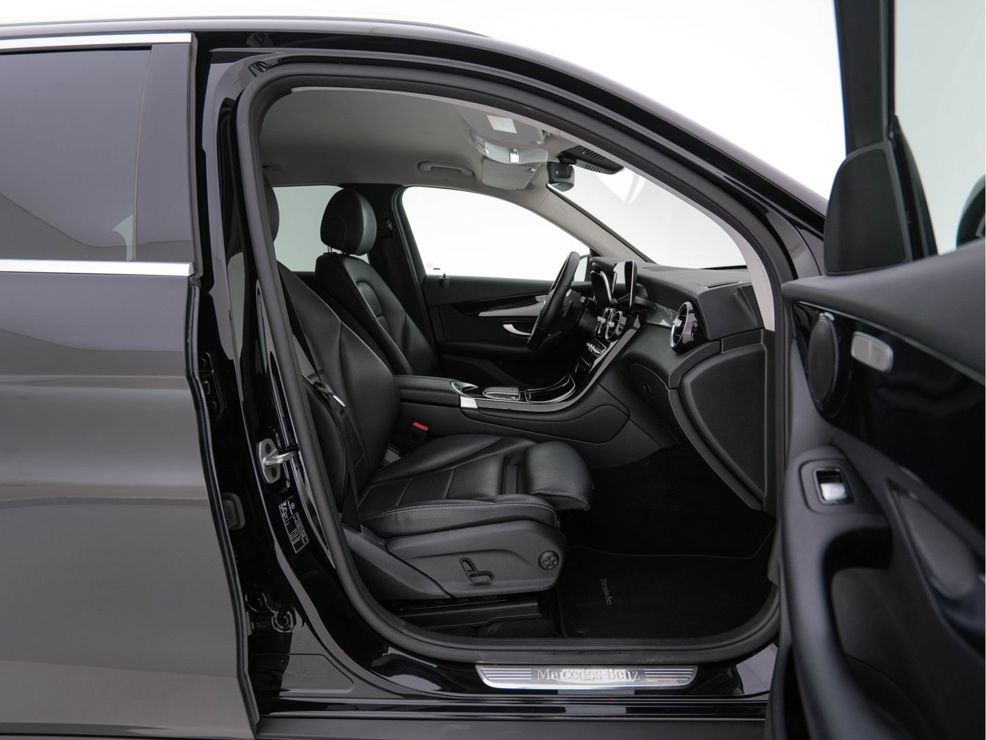 Mercedes-Benz GLC 300e 4MATIC Business Solution (Plug-In) {SoH-94%} (INCL-BTW) *LEATHER | FULL-LED | DIGI-COCKPIT | KEYLESS | DAB | HEATED-SPORTSEATS | CAMERA | PRIVACY-GLASS | NAVI-FULLMAP | ECC | PDC | CRUISE | 18''ALU*