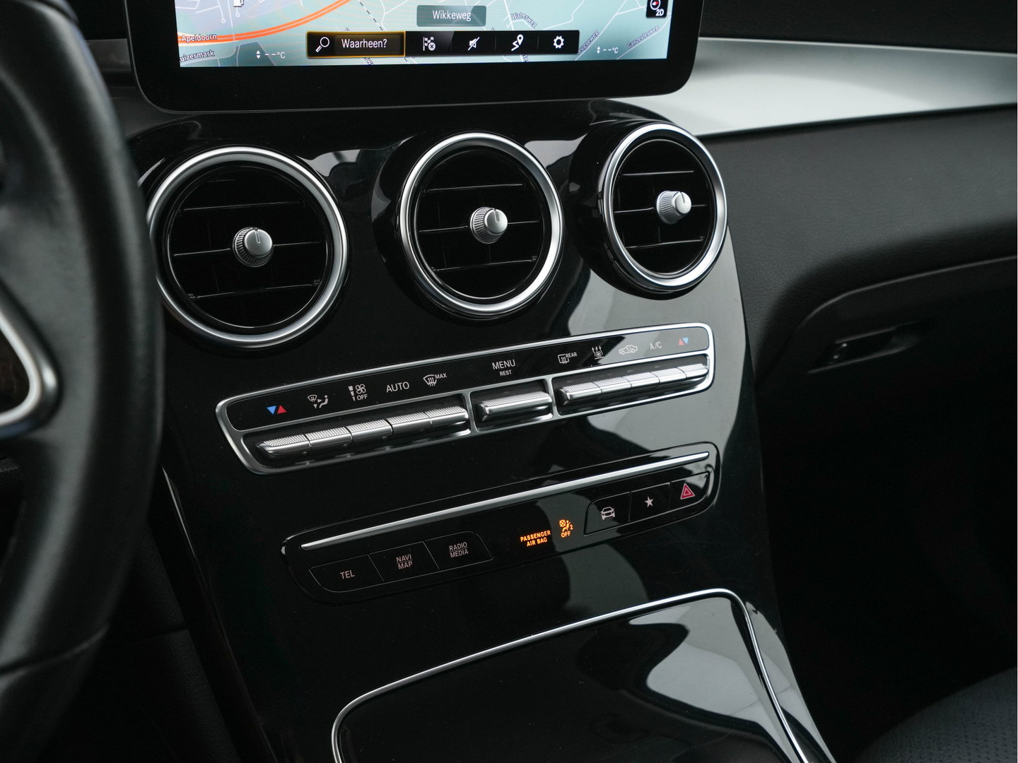 Mercedes-Benz GLC 300e 4MATIC Business Solution (Plug-In) {SoH-94%} (INCL-BTW) *LEATHER | FULL-LED | DIGI-COCKPIT | KEYLESS | DAB | HEATED-SPORTSEATS | CAMERA | PRIVACY-GLASS | NAVI-FULLMAP | ECC | PDC | CRUISE | 18''ALU*