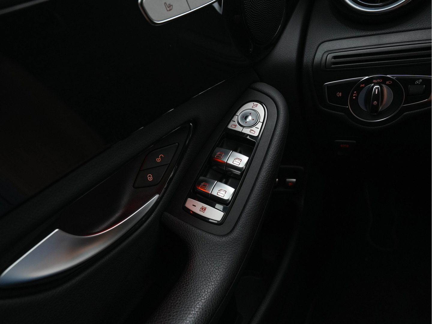 Mercedes-Benz GLC 300e 4MATIC Business Solution (Plug-In) {SoH-94%} (INCL-BTW) *LEATHER | FULL-LED | DIGI-COCKPIT | KEYLESS | DAB | HEATED-SPORTSEATS | CAMERA | PRIVACY-GLASS | NAVI-FULLMAP | ECC | PDC | CRUISE | 18''ALU*