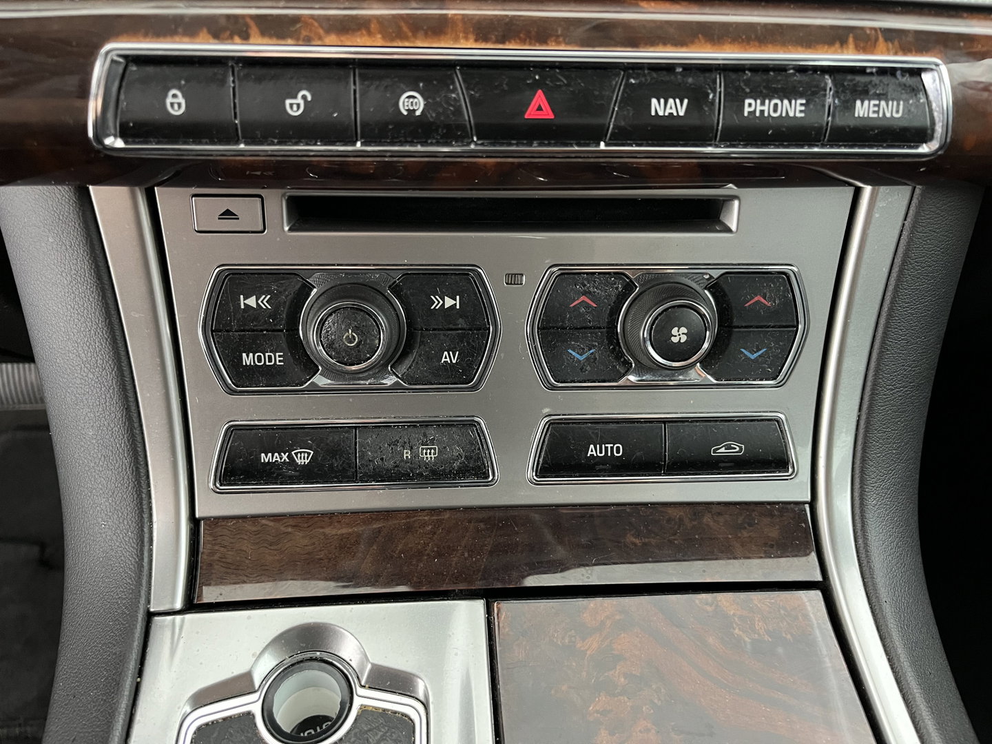 Jaguar XF 2.2D Aut. *LEATHER | XENON | CAMERA | HEATED-COMFORTSEATS | KEYLESS | NAVI-FULLMAP | ECC | PDC | WOODEN-INLAY | CRUISE | SHIFTPADDLES | MEMORY-PACK | TOWBAR | 17''ALU*