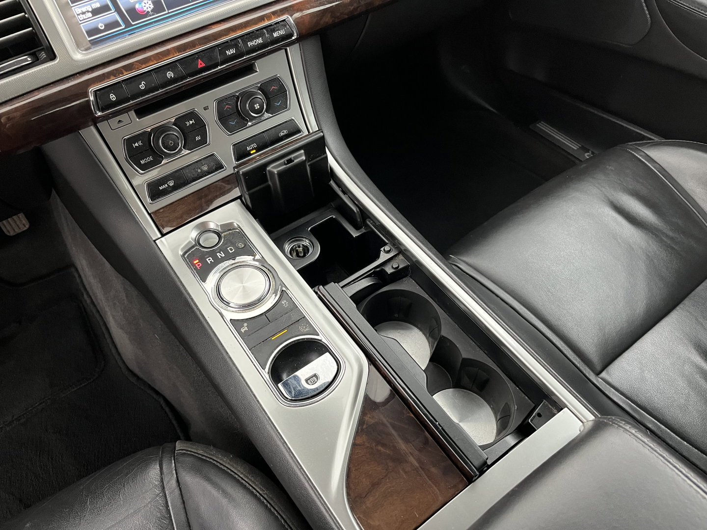 Jaguar XF 2.2D Aut. *LEATHER | XENON | CAMERA | HEATED-COMFORTSEATS | KEYLESS | NAVI-FULLMAP | ECC | PDC | WOODEN-INLAY | CRUISE | SHIFTPADDLES | MEMORY-PACK | TOWBAR | 17''ALU*