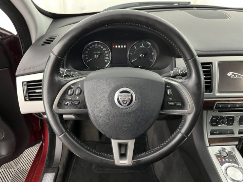 Jaguar XF 2.2D Aut. *LEATHER | XENON | CAMERA | HEATED-COMFORTSEATS | KEYLESS | NAVI-FULLMAP | ECC | PDC | WOODEN-INLAY | CRUISE | SHIFTPADDLES | MEMORY-PACK | TOWBAR | 17''ALU*