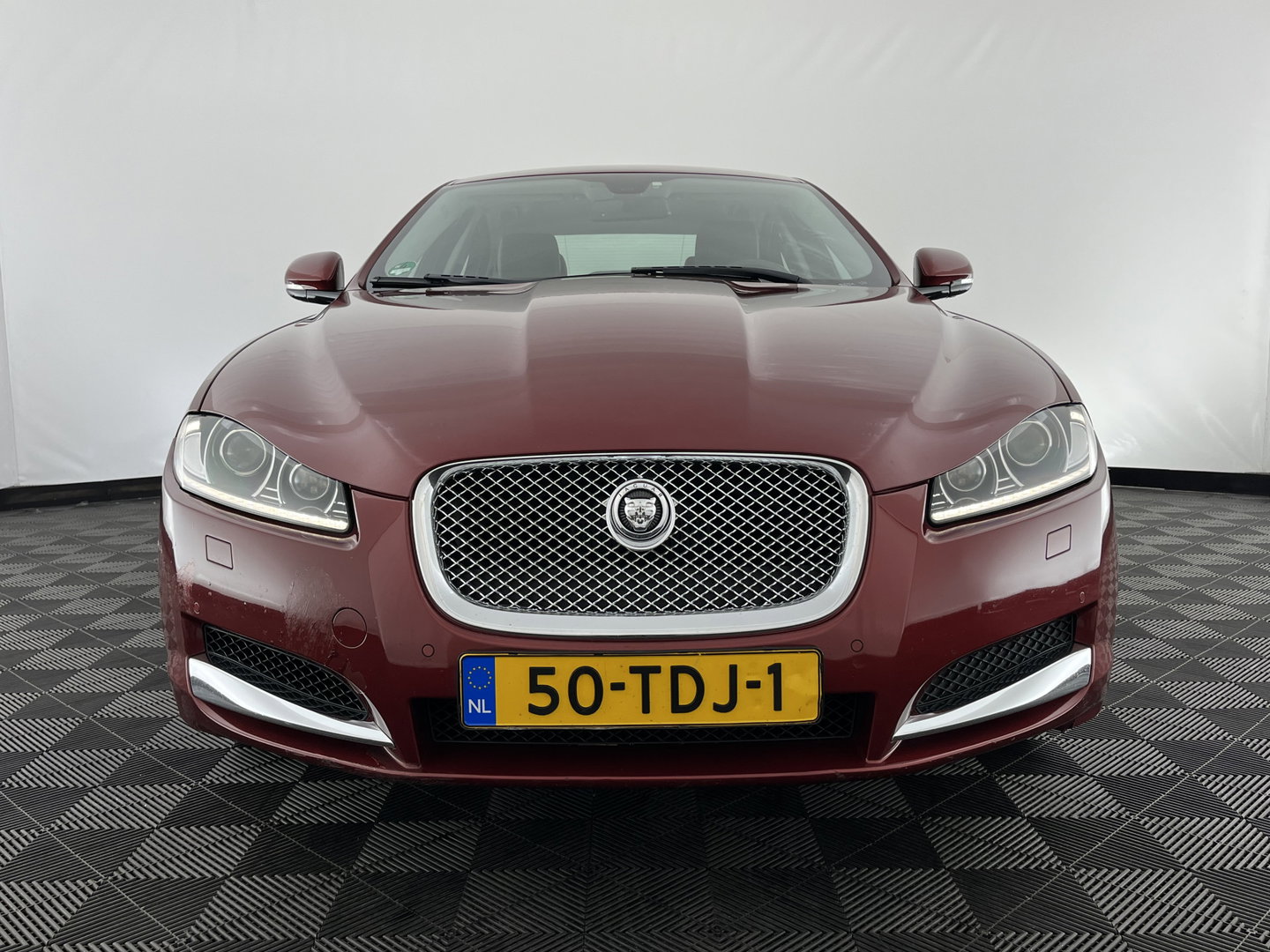 Jaguar XF 2.2D Aut. *LEATHER | XENON | CAMERA | HEATED-COMFORTSEATS | KEYLESS | NAVI-FULLMAP | ECC | PDC | WOODEN-INLAY | CRUISE | SHIFTPADDLES | MEMORY-PACK | TOWBAR | 17''ALU*