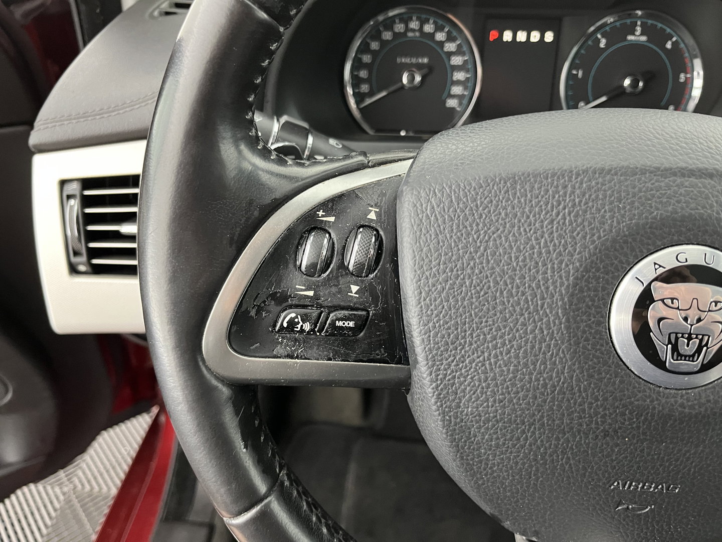 Jaguar XF 2.2D Aut. *LEATHER | XENON | CAMERA | HEATED-COMFORTSEATS | KEYLESS | NAVI-FULLMAP | ECC | PDC | WOODEN-INLAY | CRUISE | SHIFTPADDLES | MEMORY-PACK | TOWBAR | 17''ALU*
