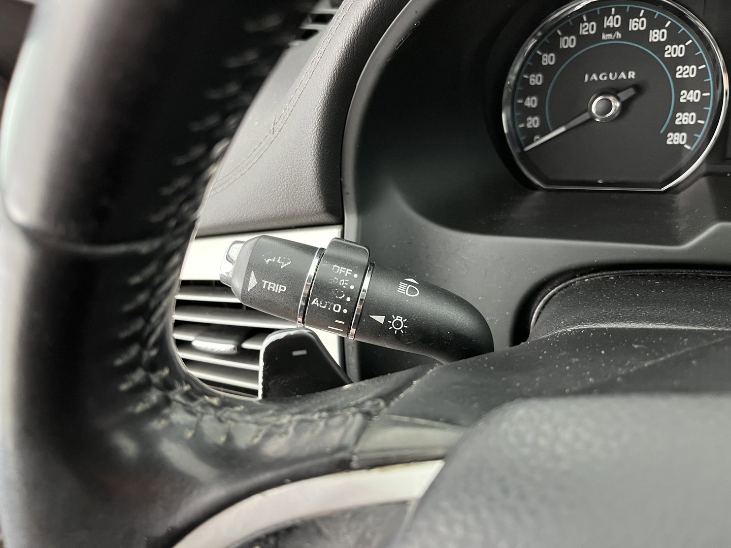 Jaguar XF 2.2D Aut. *LEATHER | XENON | CAMERA | HEATED-COMFORTSEATS | KEYLESS | NAVI-FULLMAP | ECC | PDC | WOODEN-INLAY | CRUISE | SHIFTPADDLES | MEMORY-PACK | TOWBAR | 17''ALU*