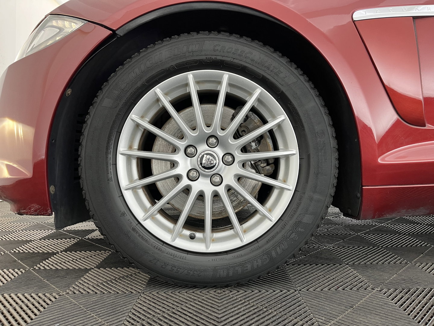 Jaguar XF 2.2D Aut. *LEATHER | XENON | CAMERA | HEATED-COMFORTSEATS | KEYLESS | NAVI-FULLMAP | ECC | PDC | WOODEN-INLAY | CRUISE | SHIFTPADDLES | MEMORY-PACK | TOWBAR | 17''ALU*