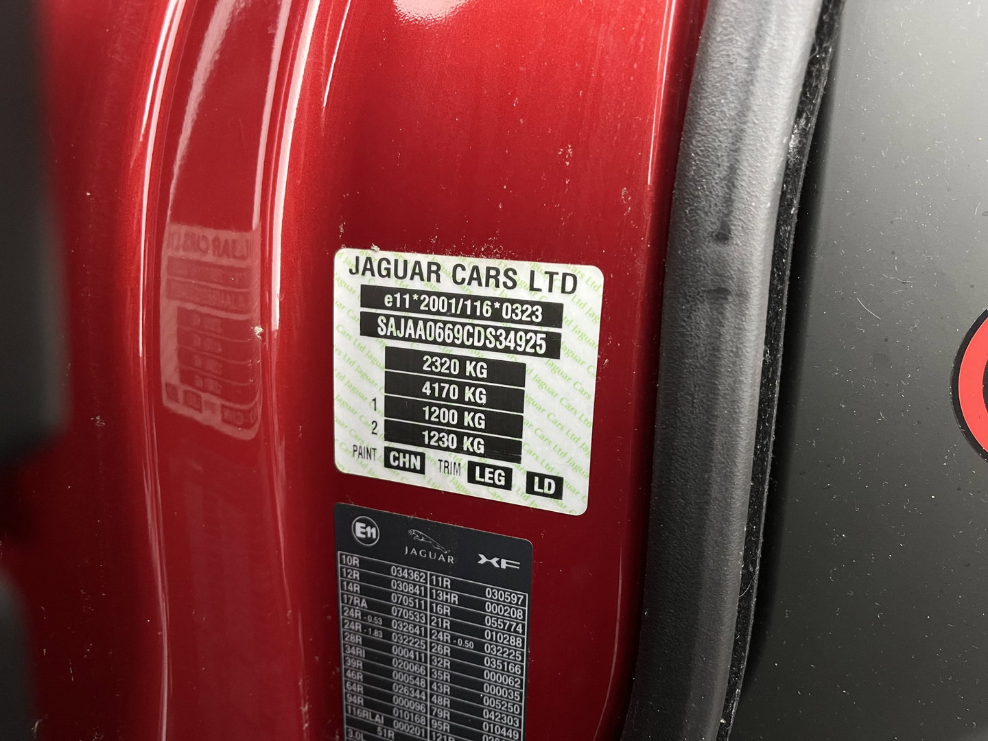 Jaguar XF 2.2D Aut. *LEATHER | XENON | CAMERA | HEATED-COMFORTSEATS | KEYLESS | NAVI-FULLMAP | ECC | PDC | WOODEN-INLAY | CRUISE | SHIFTPADDLES | MEMORY-PACK | TOWBAR | 17''ALU*
