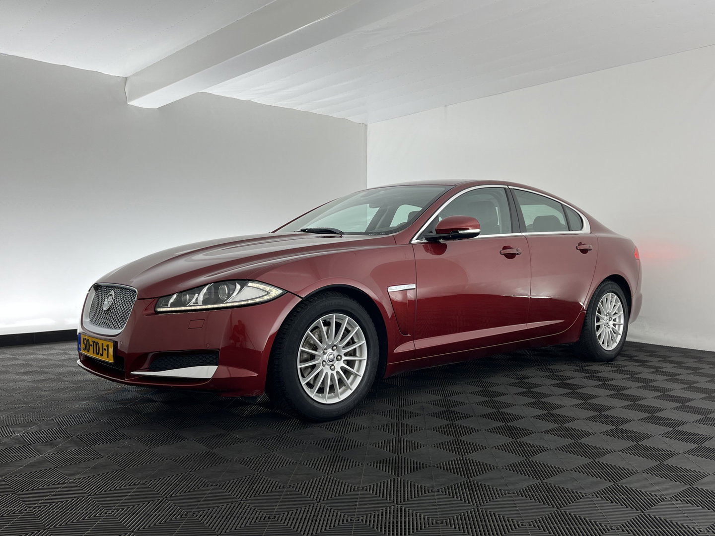 Jaguar XF 2.2D Aut. *LEATHER | XENON | CAMERA | HEATED-COMFORTSEATS | KEYLESS | NAVI-FULLMAP | ECC | PDC | WOODEN-INLAY | CRUISE | SHIFTPADDLES | MEMORY-PACK | TOWBAR | 17''ALU*
