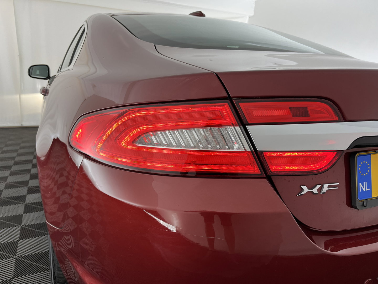 Jaguar XF 2.2D Aut. *LEATHER | XENON | CAMERA | HEATED-COMFORTSEATS | KEYLESS | NAVI-FULLMAP | ECC | PDC | WOODEN-INLAY | CRUISE | SHIFTPADDLES | MEMORY-PACK | TOWBAR | 17''ALU*
