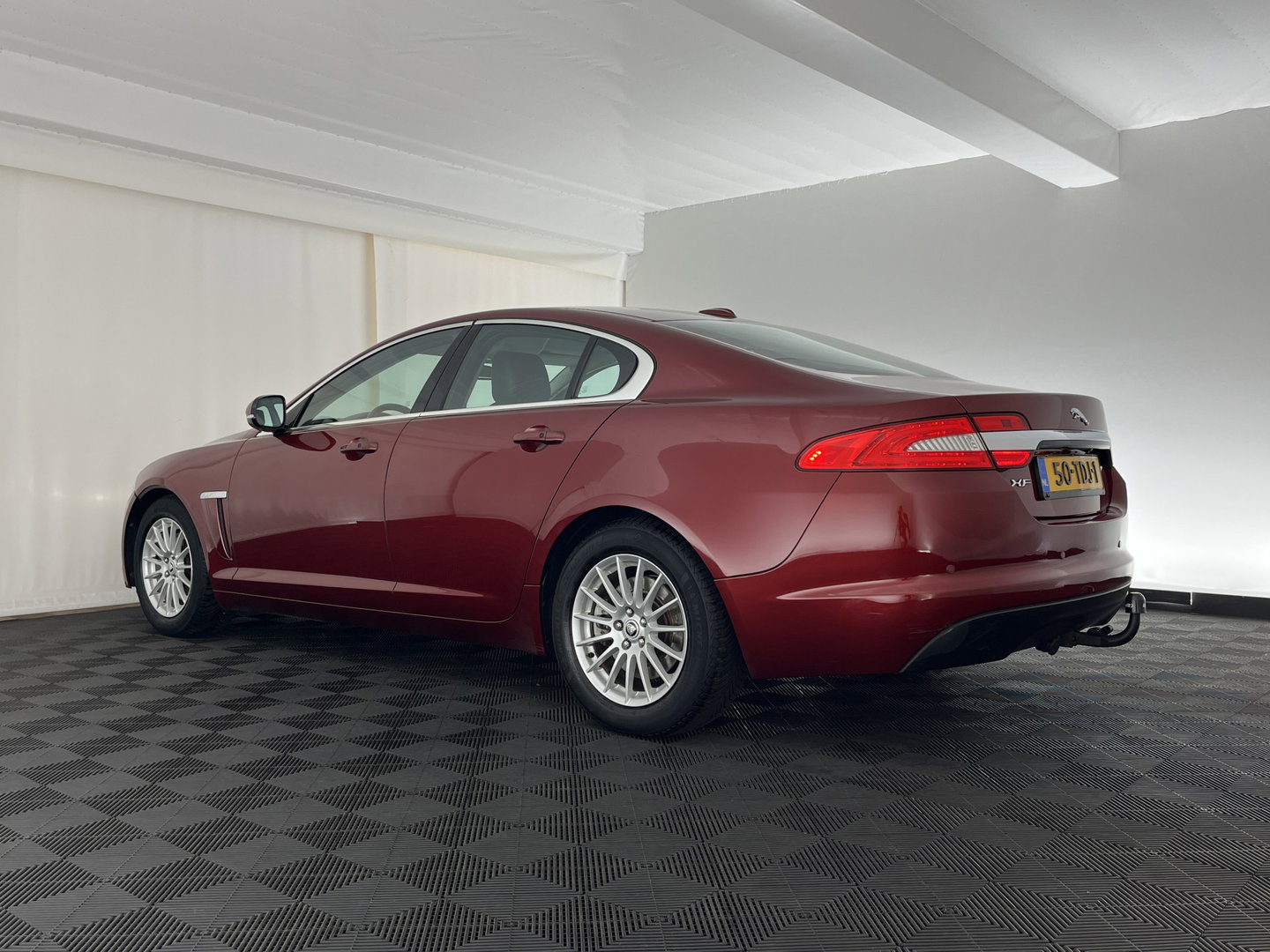 Jaguar XF 2.2D Aut. *LEATHER | XENON | CAMERA | HEATED-COMFORTSEATS | KEYLESS | NAVI-FULLMAP | ECC | PDC | WOODEN-INLAY | CRUISE | SHIFTPADDLES | MEMORY-PACK | TOWBAR | 17''ALU*