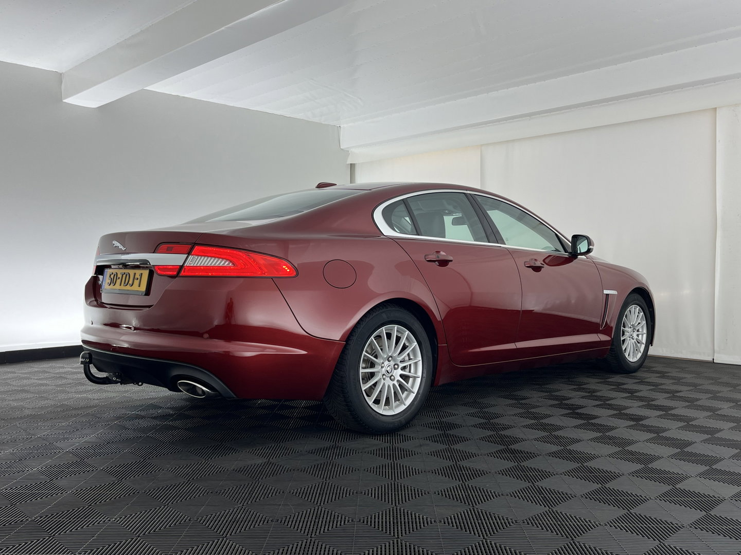 Jaguar XF 2.2D Aut. *LEATHER | XENON | CAMERA | HEATED-COMFORTSEATS | KEYLESS | NAVI-FULLMAP | ECC | PDC | WOODEN-INLAY | CRUISE | SHIFTPADDLES | MEMORY-PACK | TOWBAR | 17''ALU*