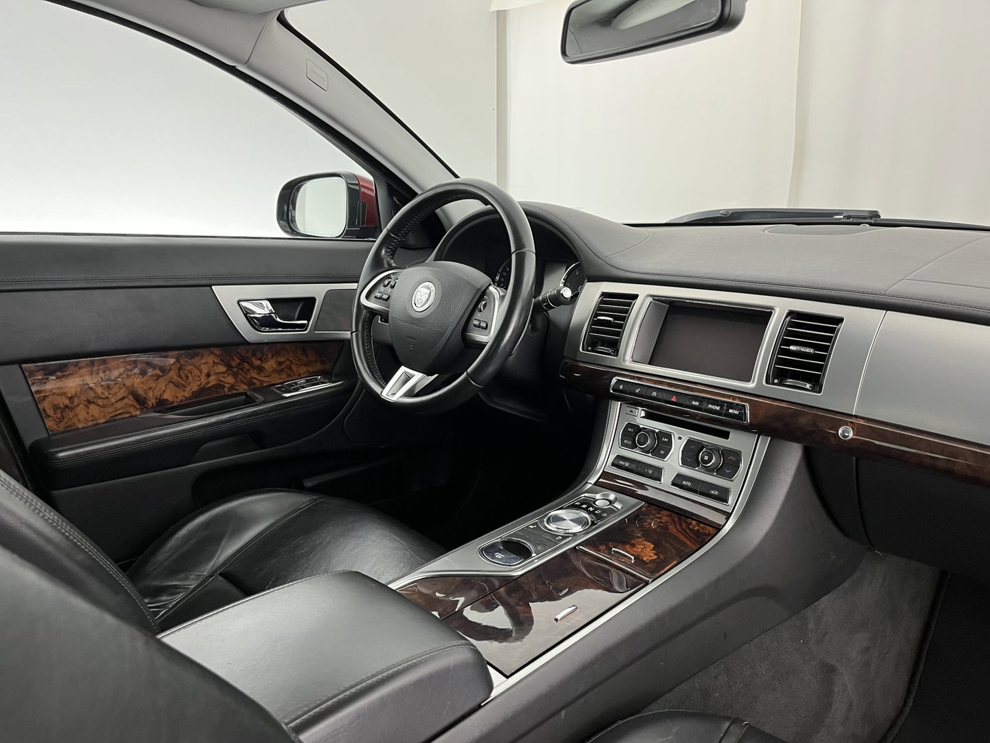 Jaguar XF 2.2D Aut. *LEATHER | XENON | CAMERA | HEATED-COMFORTSEATS | KEYLESS | NAVI-FULLMAP | ECC | PDC | WOODEN-INLAY | CRUISE | SHIFTPADDLES | MEMORY-PACK | TOWBAR | 17''ALU*