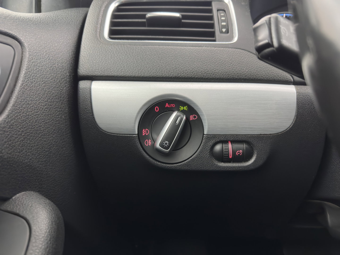 Volkswagen Jetta 1.4 TSI Hybrid Highline Aut. *XENON | NAVI-FULLMAP | COMFORTSEATS | PRIVACY-GLASS | SHIFTPADDLES |  ECC | PDC | CRUISE | 17''ALU*