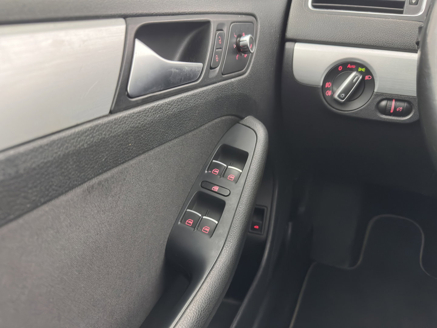 Volkswagen Jetta 1.4 TSI Hybrid Highline Aut. *XENON | NAVI-FULLMAP | COMFORTSEATS | PRIVACY-GLASS | SHIFTPADDLES |  ECC | PDC | CRUISE | 17''ALU*