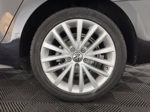 Volkswagen Jetta 1.4 TSI Hybrid Highline Aut. *XENON | NAVI-FULLMAP | COMFORTSEATS | PRIVACY-GLASS | SHIFTPADDLES |  ECC | PDC | CRUISE | 17''ALU*