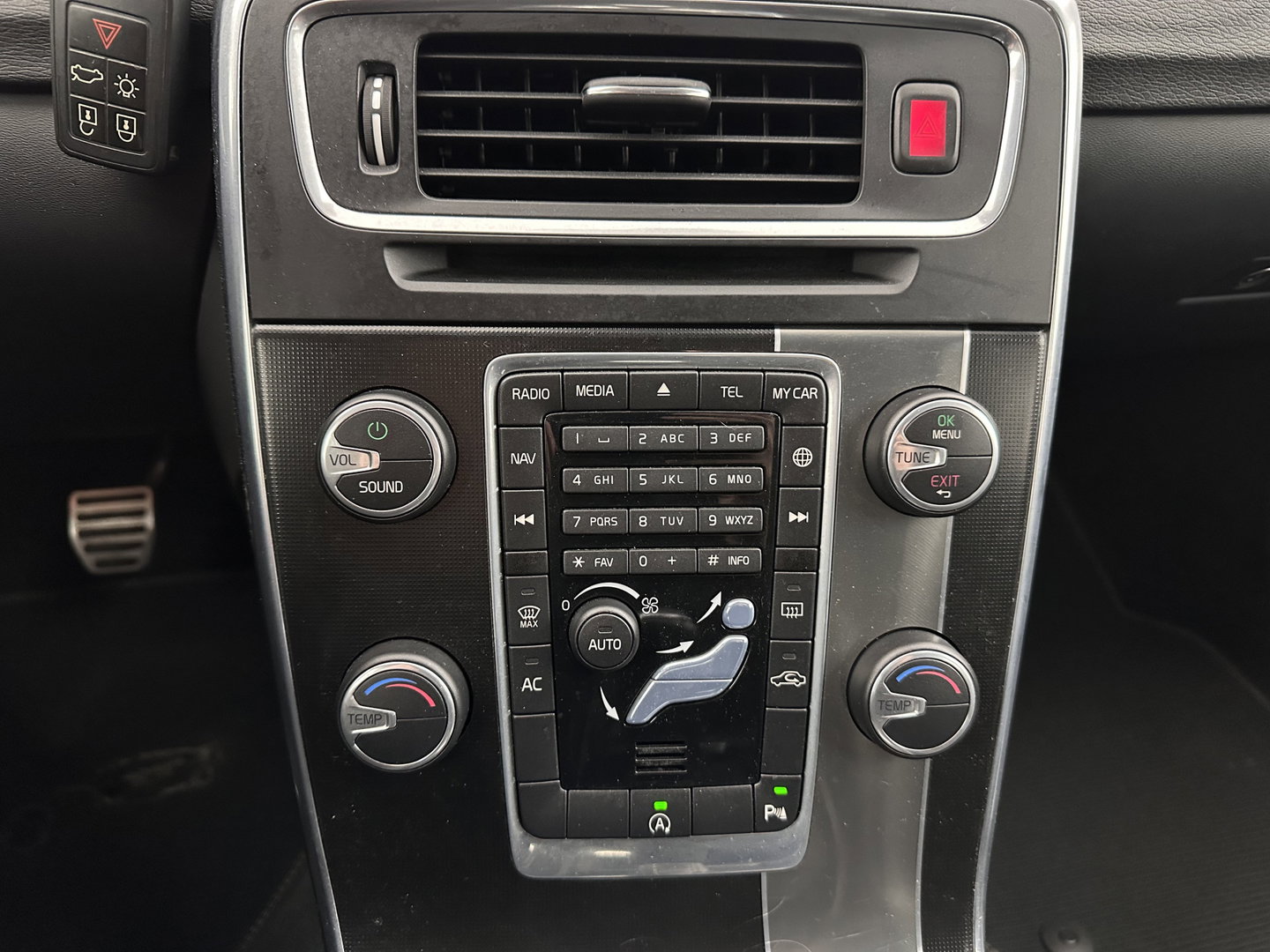 Volvo V60 2.0 D4 R-Design Business Aut *LEATHER-MICROFIBRE | XENON | NAVI-FULLMAP | ECC | PDC | CRUISE | 16''ALU*