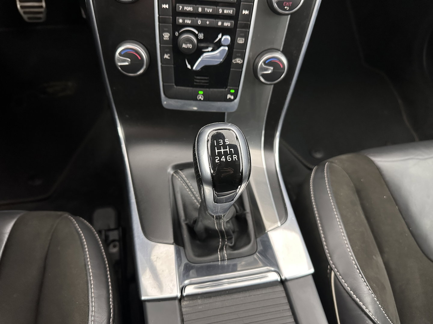 Volvo V60 2.0 D4 R-Design Business Aut *LEATHER-MICROFIBRE | XENON | NAVI-FULLMAP | ECC | PDC | CRUISE | 16''ALU*