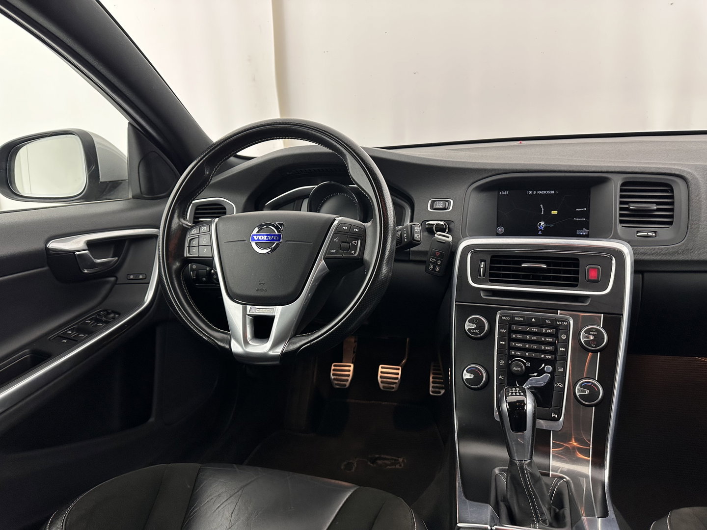 Volvo V60 2.0 D4 R-Design Business Aut *LEATHER-MICROFIBRE | XENON | NAVI-FULLMAP | ECC | PDC | CRUISE | 16''ALU*