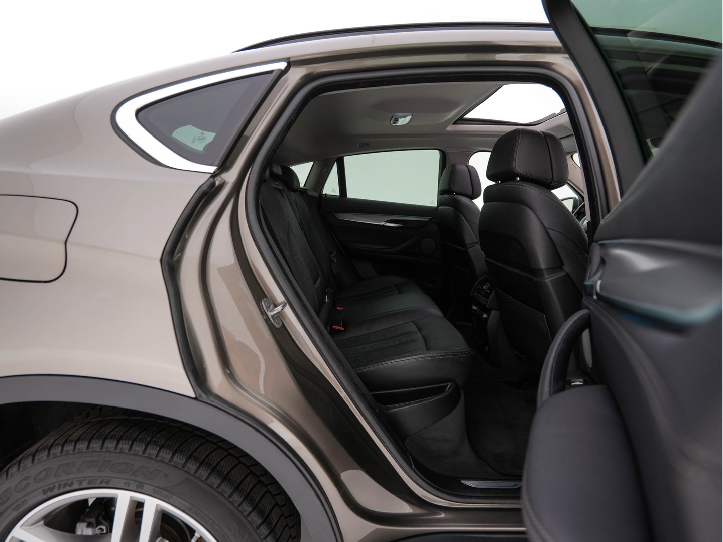 BMW X6 xDrive30d High Executive (INCL-BTW) Aut. *PANO | LEATHER | FULL-LED | HARMAN/KARDON | BLINDSPOT | MEMORY-PACK | DIGI-COCKPIT | HEATED-COMFORTSEATS | NAVI-FULLMAP | PRIVACYGLASS | HEAD-UP | ADAPTIVE-CRUISE | 19"ALU*