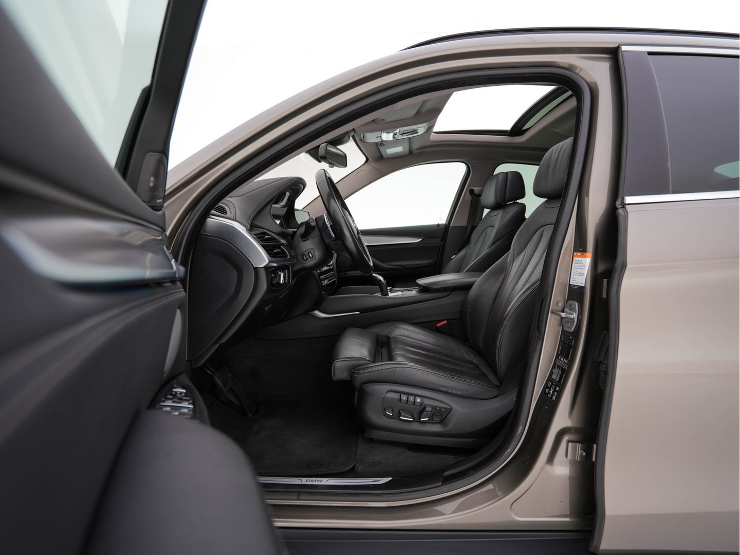 BMW X6 xDrive30d High Executive (INCL-BTW) Aut. *PANO | LEATHER | FULL-LED | HARMAN/KARDON | BLINDSPOT | MEMORY-PACK | DIGI-COCKPIT | HEATED-COMFORTSEATS | NAVI-FULLMAP | PRIVACYGLASS | HEAD-UP | ADAPTIVE-CRUISE | 19"ALU*