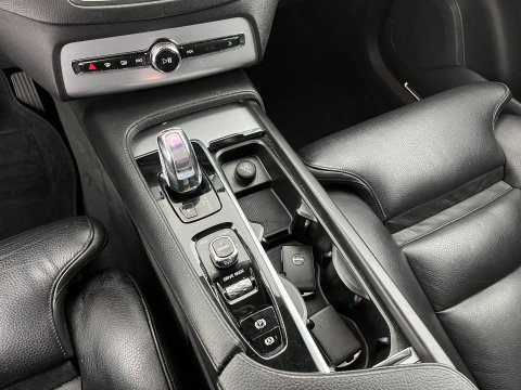 Volvo XC90 2.0 T8 Twin Engine AWD Inscription [ 7-Pers. ] (INCL-BTW) Aut. *PANO | HEAD-UP | LUXURY-LEATHER | FULL-LED | DIGI-COCKPIT | NAVI-FULLMAP | CARPLAY | ECC | HEATED-COMFORTSEATS | LANE-ASSIST | PDC | TOWBAR | 19"ALU*
