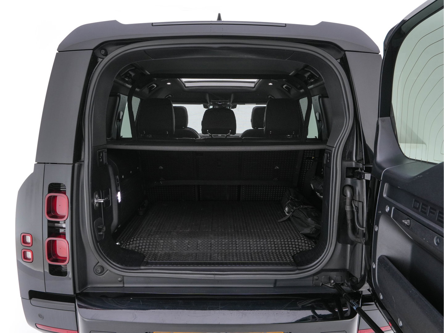 Land Rover Defender 110 2.0 P400e 110 XS Edition (Plug-in) (INCL-BTW-BPM) *PANO | LEATHER | FULL-LED | MERIDIAN-AUDIO | BLINDSPOT | TOPVIEW | AIRSUSPENSION | HEATED-COMFORTSEATS | KEYLESS | CARPLAY | LANE-ASIST | DAB+ | PRIVACYGLASS | 20''ALU*
