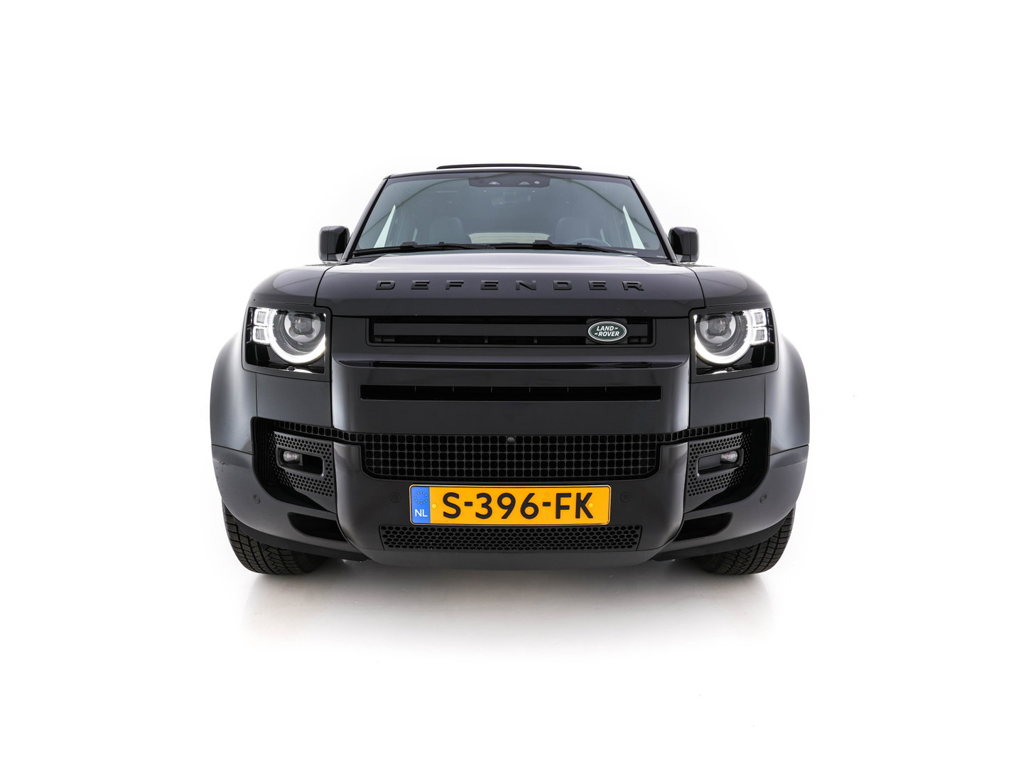Land Rover Defender 110 2.0 P400e 110 XS Edition (Plug-in) (INCL-BTW-BPM) *PANO | LEATHER | FULL-LED | MERIDIAN-AUDIO | BLINDSPOT | TOPVIEW | AIRSUSPENSION | HEATED-COMFORTSEATS | KEYLESS | CARPLAY | LANE-ASIST | DAB+ | PRIVACYGLASS | 20''ALU*