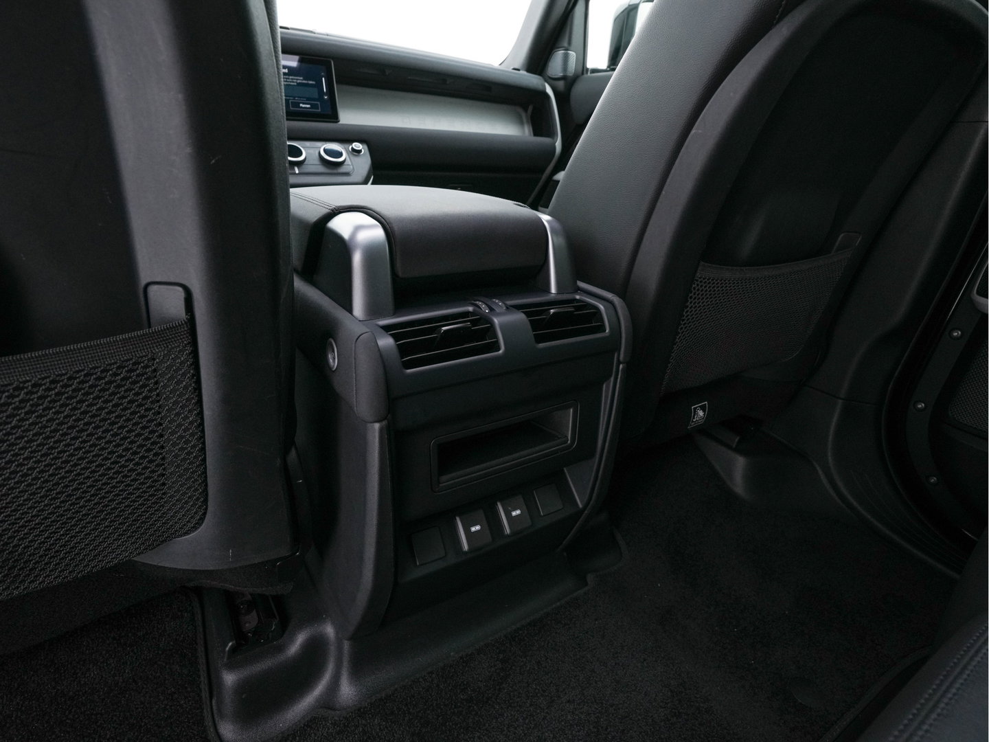 Land Rover Defender 110 2.0 P400e 110 XS Edition (Plug-in) (INCL-BTW-BPM) *PANO | LEATHER | FULL-LED | MERIDIAN-AUDIO | BLINDSPOT | TOPVIEW | AIRSUSPENSION | HEATED-COMFORTSEATS | KEYLESS | CARPLAY | LANE-ASIST | DAB+ | PRIVACYGLASS | 20''ALU*
