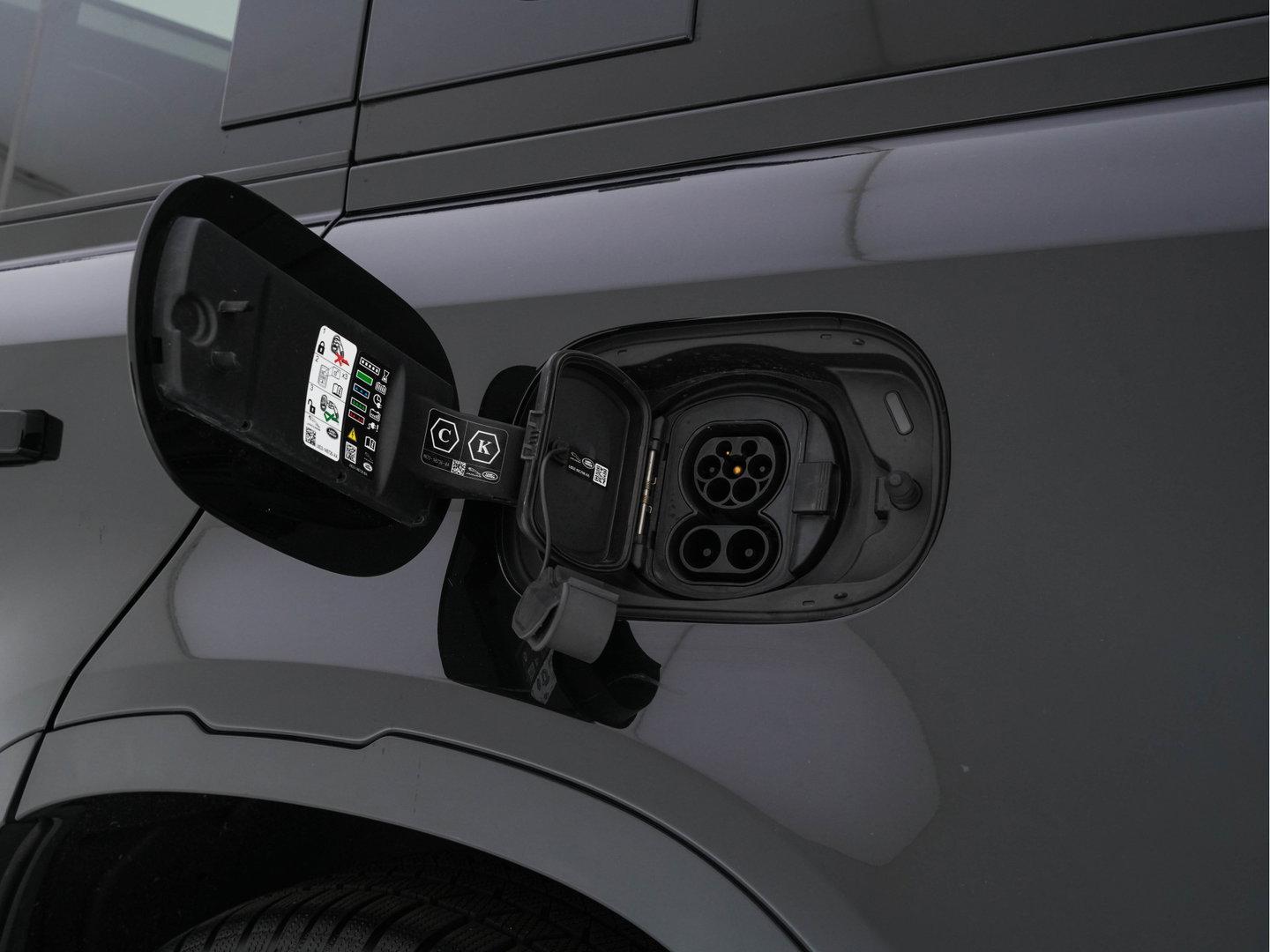 Land Rover Defender 110 2.0 P400e 110 XS Edition (Plug-in) (INCL-BTW-BPM) *PANO | LEATHER | FULL-LED | MERIDIAN-AUDIO | BLINDSPOT | TOPVIEW | AIRSUSPENSION | HEATED-COMFORTSEATS | KEYLESS | CARPLAY | LANE-ASIST | DAB+ | PRIVACYGLASS | 20''ALU*