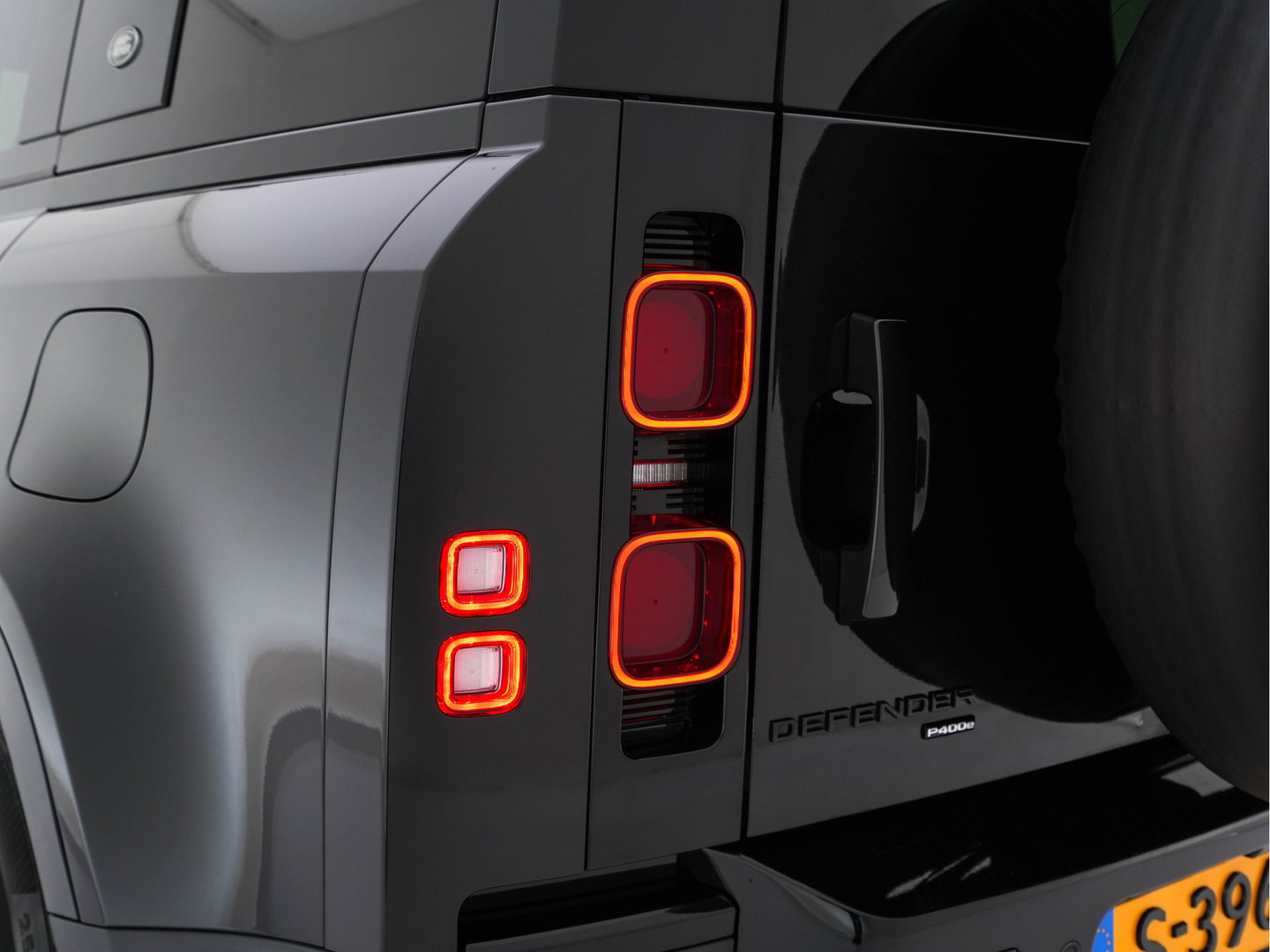 Land Rover Defender 110 2.0 P400e 110 XS Edition (Plug-in) (INCL-BTW-BPM) *PANO | LEATHER | FULL-LED | MERIDIAN-AUDIO | BLINDSPOT | TOPVIEW | AIRSUSPENSION | HEATED-COMFORTSEATS | KEYLESS | CARPLAY | LANE-ASIST | DAB+ | PRIVACYGLASS | 20''ALU*