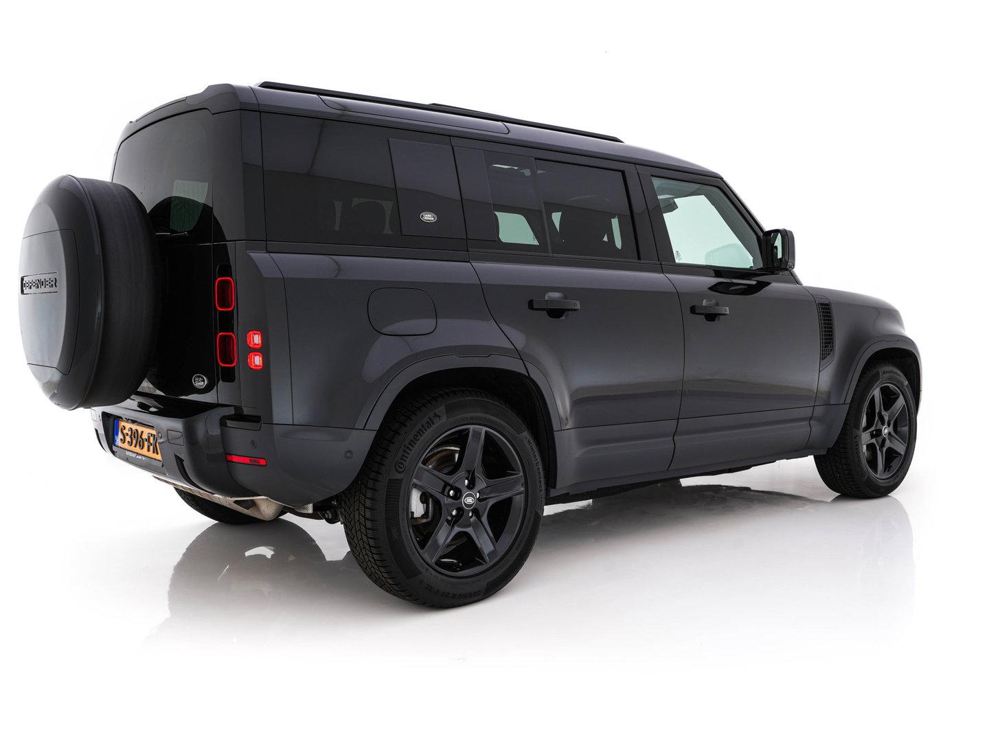 Land Rover Defender 110 2.0 P400e 110 XS Edition (Plug-in) (INCL-BTW-BPM) *PANO | LEATHER | FULL-LED | MERIDIAN-AUDIO | BLINDSPOT | TOPVIEW | AIRSUSPENSION | HEATED-COMFORTSEATS | KEYLESS | CARPLAY | LANE-ASIST | DAB+ | PRIVACYGLASS | 20''ALU*