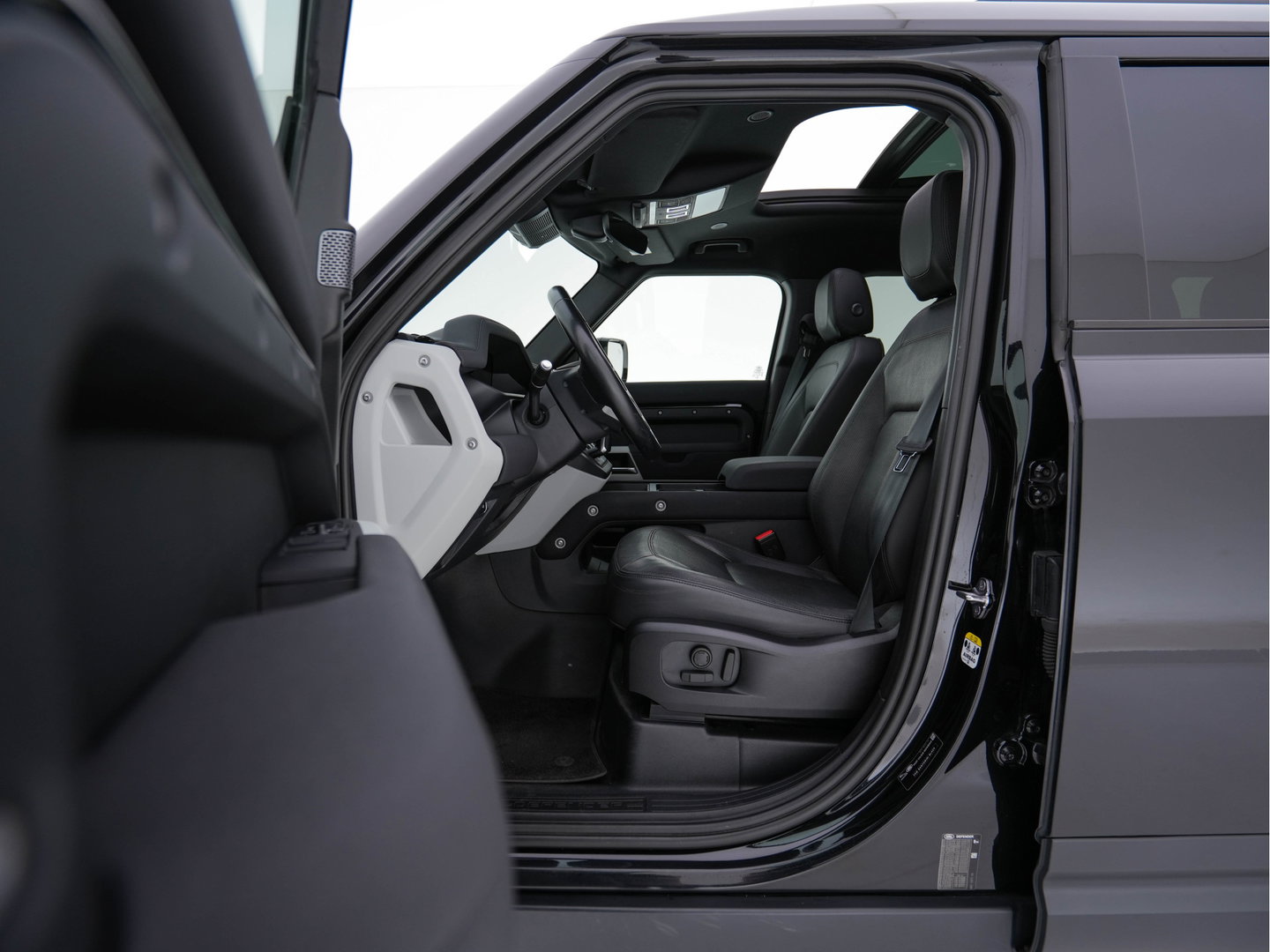 Land Rover Defender 110 2.0 P400e 110 XS Edition (Plug-in) (INCL-BTW-BPM) *PANO | LEATHER | FULL-LED | MERIDIAN-AUDIO | BLINDSPOT | TOPVIEW | AIRSUSPENSION | HEATED-COMFORTSEATS | KEYLESS | CARPLAY | LANE-ASIST | DAB+ | PRIVACYGLASS | 20''ALU*