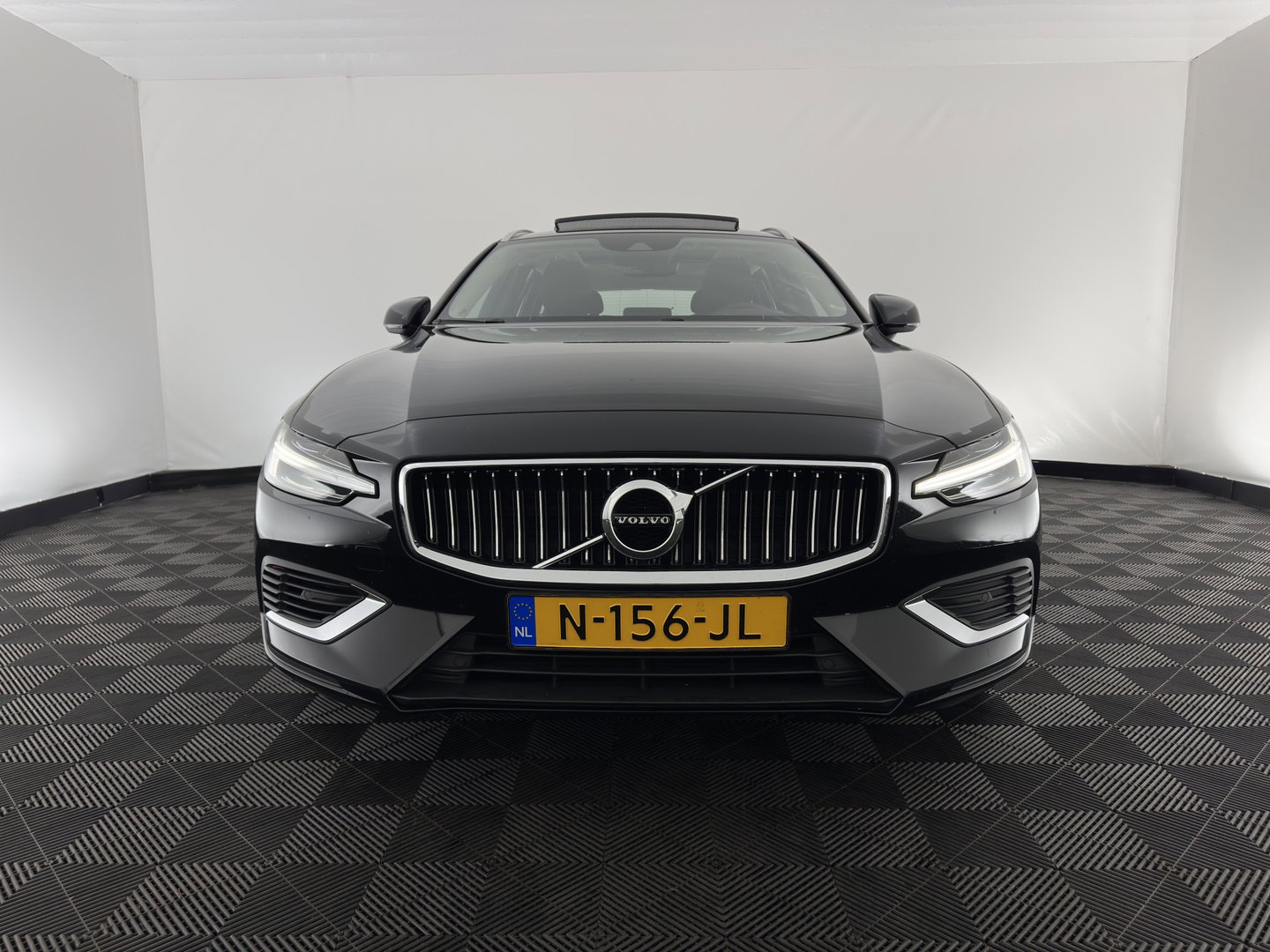 Volvo V60 2.0 T6 Recharge AWD Inscription (Plug-in) (INCL-BTW) Aut. *PANO | LEATHER | FULL-LED | MEMORY-PACK | KEYLESS | DIGI-COCKPIT | NAVI-FULLMAP | HEATED-SPORTSEATS | ECC | CRUISE | DAB | TOWBAR | 19''ALU*