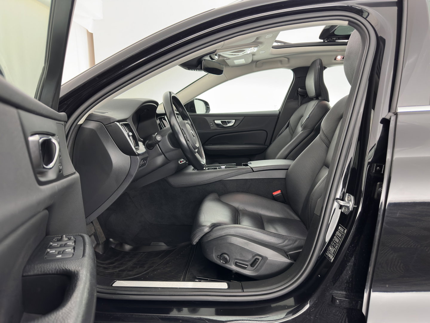 Volvo V60 2.0 T6 Recharge AWD Inscription (Plug-in) (INCL-BTW) Aut. *PANO | LEATHER | FULL-LED | MEMORY-PACK | KEYLESS | DIGI-COCKPIT | NAVI-FULLMAP | HEATED-SPORTSEATS | ECC | CRUISE | DAB | TOWBAR | 19''ALU*