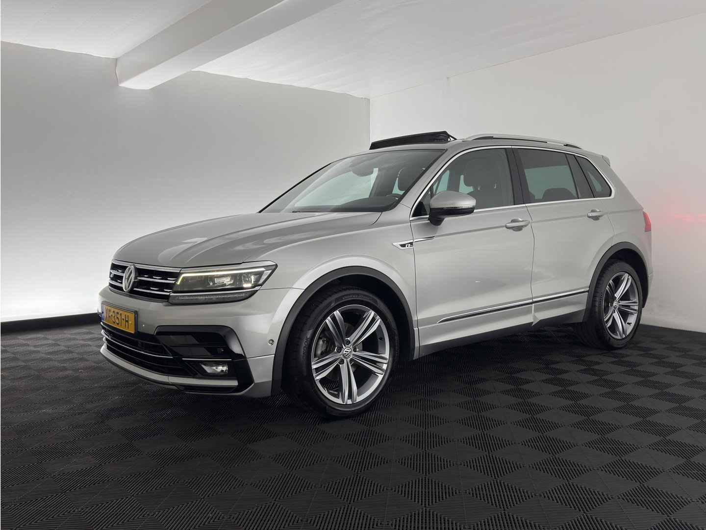 Volkswagen Tiguan 1.5 TSI "'MOTOR TICKS "'ACT R-Line Highline Business Aut. *PANO | ADAPTIVE-CRUISE | FULL-LED | HEATED-COMFORTSEATS | KEYLESS | DIGI-COCKPIT | CAMERA | NAVI-FULLMAP | PRIVACY-GLASS | SHIFT-PADDLES | 19