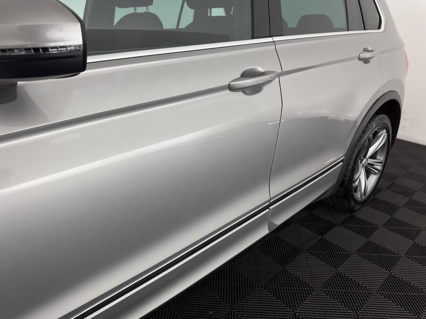 Volkswagen Tiguan 1.5 TSI "'MOTOR TICKS "'ACT R-Line Highline Business Aut. *PANO | ADAPTIVE-CRUISE | FULL-LED | HEATED-COMFORTSEATS | KEYLESS | DIGI-COCKPIT | CAMERA | NAVI-FULLMAP | PRIVACY-GLASS | SHIFT-PADDLES | 19