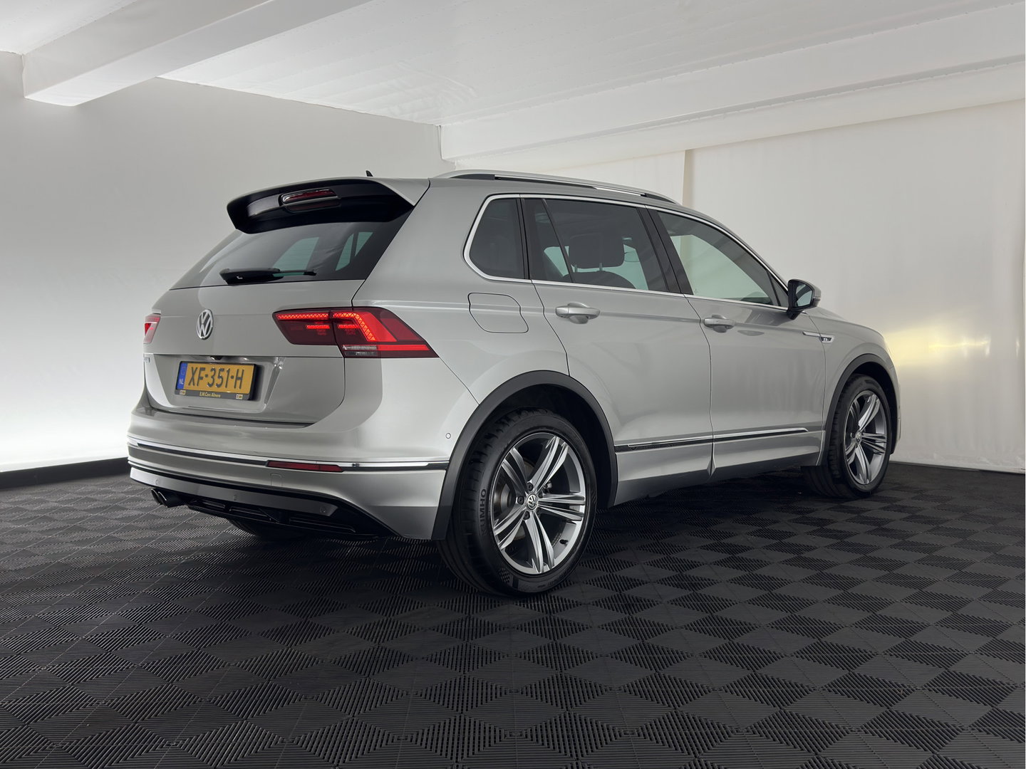 Volkswagen Tiguan 1.5 TSI "'MOTOR TICKS "'ACT R-Line Highline Business Aut. *PANO | ADAPTIVE-CRUISE | FULL-LED | HEATED-COMFORTSEATS | KEYLESS | DIGI-COCKPIT | CAMERA | NAVI-FULLMAP | PRIVACY-GLASS | SHIFT-PADDLES | 19