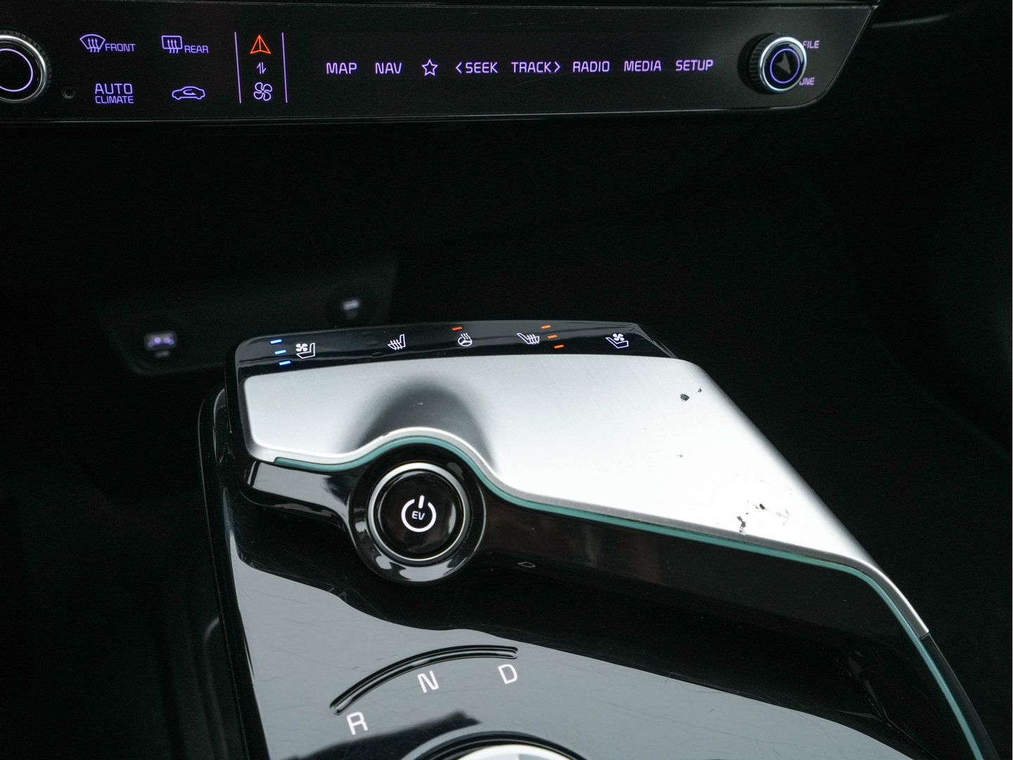 Kia Ev6 Plus 77.4 kWh [3-Fase-11kW] {SoH-96%} (INCL-BTW) Aut. *LEATHER | ADAPTIVE-CRUISE | DIGI-COCKPIT | MERIDIAN-AUDIO | MEMORY-PACK | FULL-LED | KEYLESS | CAMERA | DAB | BLIND-SPOT | NAVI-FULLMAP | PRIVACY-GLASS | AMBIENT-LIGHT | 19''