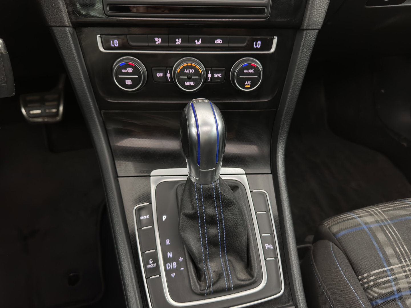 Volkswagen Golf 1.4 TSI GTE (Plug-in) (INCL.BTW) *PANO | FULL-LED | NAVI-FULLMAP | SPORT-SEATS | PRIVACY-GLASS | AMBIENT-LIGHT | SHIFT-PADDLES | ECC | PDC | CRUISE | 17''ALU*