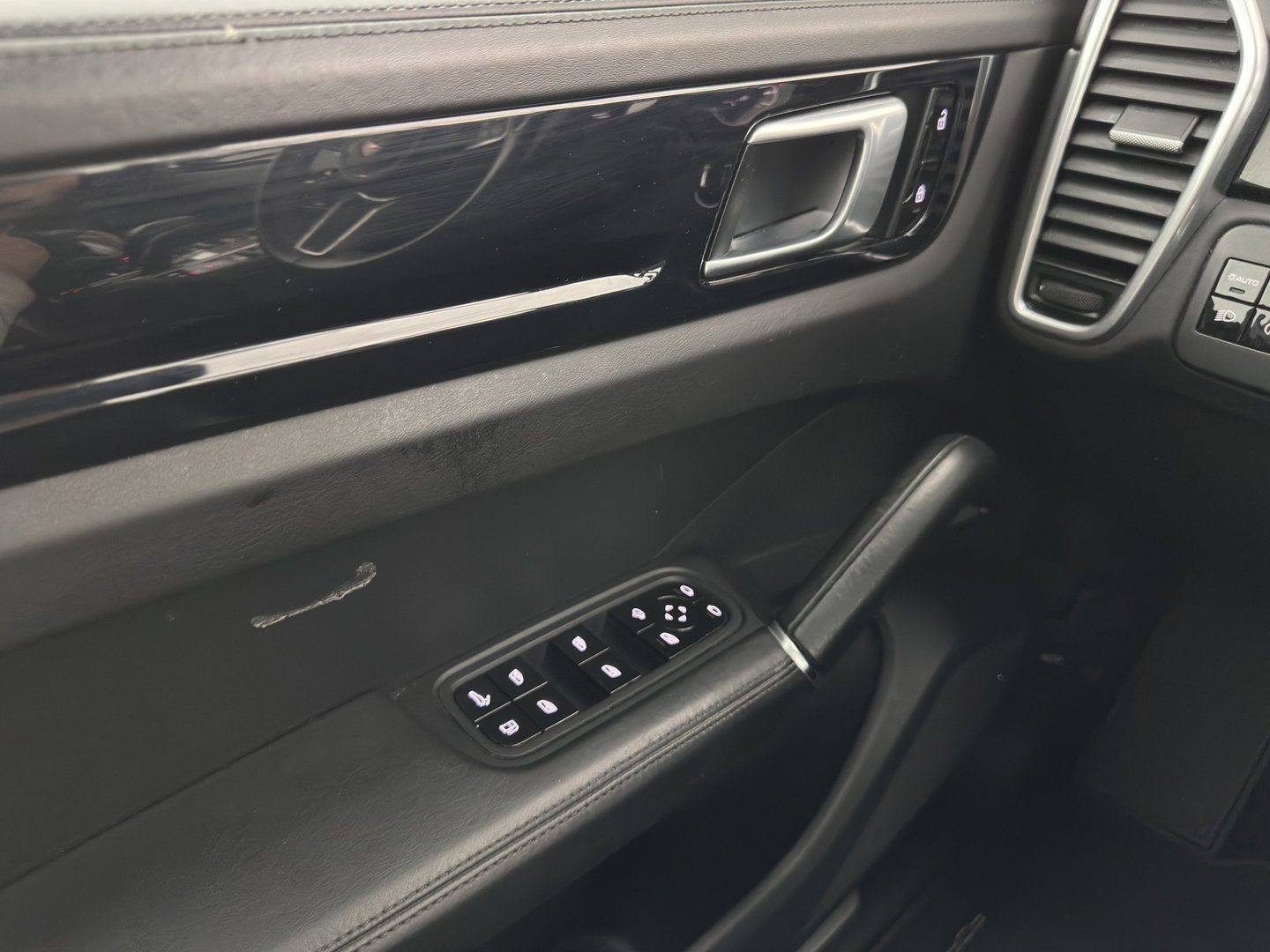 Porsche Cayenne Coupé 3.0 E-Hybrid (Plug-in) Aut. *PANO | HEAD-UP | SPORT-CHRONO | LEATHER | FULL-LED | TOP-VIEW | AIR-SUSPENSION | BOSE-SOUND | HEATED-COMFORTSEATS | NAVI-FULLMAP | PRIVACY-GLASS | SHIFT-PADDLES | ECC | PDC | 21''ALU*