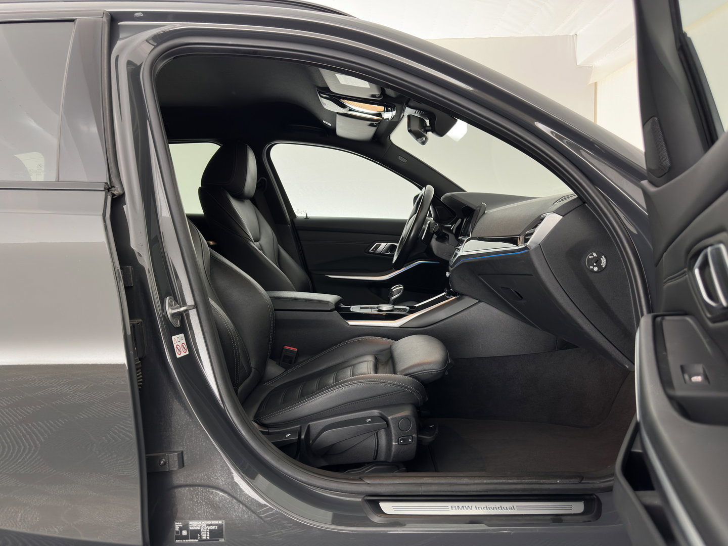 BMW 3 Serie Touring 330e High Executive (Plug-in) {SoH-91%} (INCL.BTW) Aut. *LEATHER | FULL-LED | HEATED-SPORTSEATS | HIFI-SOUND | NAVI-FULLMAP | DAB+ | DIGI-COCKPIT | PRIVACY-GLASS | AMBIENT-LIGHT | ECC | PDC | CRUISE | 19-ALU*