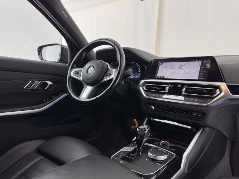 BMW 3 Serie Touring 330e High Executive (Plug-in) {SoH-91%} (INCL.BTW) Aut. *LEATHER | FULL-LED | HEATED-SPORTSEATS | HIFI-SOUND | NAVI-FULLMAP | DAB+ | DIGI-COCKPIT | PRIVACY-GLASS | AMBIENT-LIGHT | ECC | PDC | CRUISE | 19-ALU*
