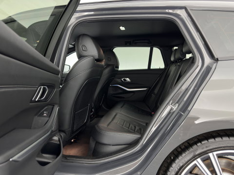 BMW 3 Serie Touring 330e High Executive (Plug-in) {SoH-91%} (INCL.BTW) Aut. *LEATHER | FULL-LED | HEATED-SPORTSEATS | HIFI-SOUND | NAVI-FULLMAP | DAB+ | DIGI-COCKPIT | PRIVACY-GLASS | AMBIENT-LIGHT | ECC | PDC | CRUISE | 19-ALU*