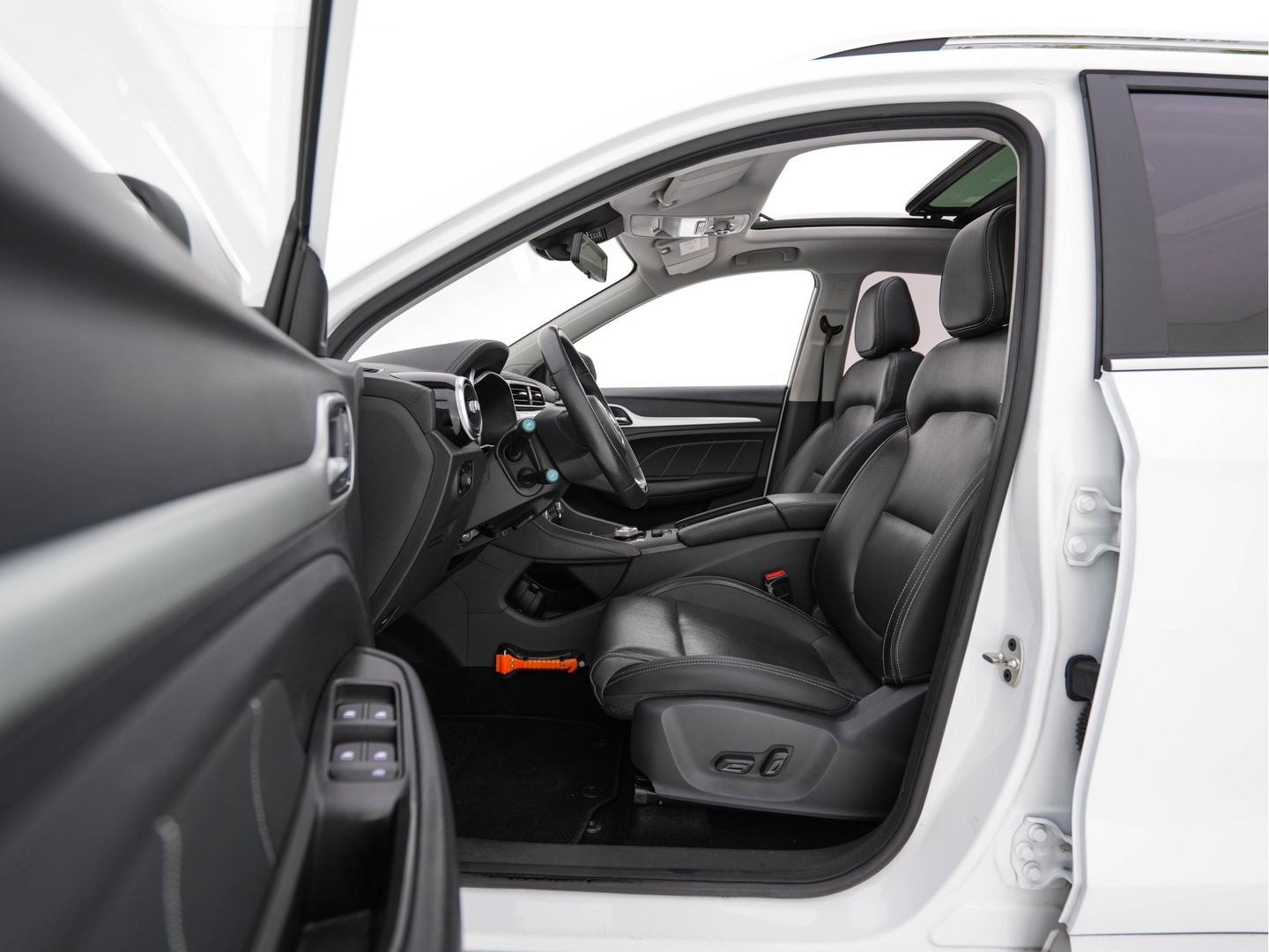 MG ZS EV Luxury 45 kWh {SoH-87%} (INCL-BTW) Aut. *PANO | LEATHER | CCS-FASTLOADER | KEYLESS | NAVI-FULLMAP | ADAPTIVE-CRUISE | CAMERA | HEATED-SPORTSEATS | CARPLAY | BLINDSPOT | DAB | LANE-ASSIST | 17''ALU*