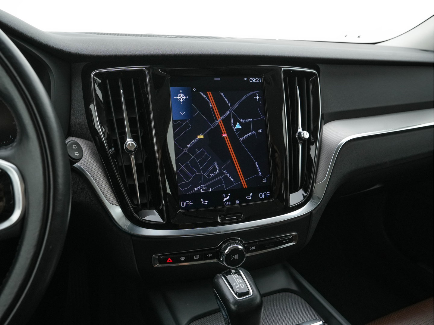 Volvo V60 Cross Country 2.0 D4 AWD Pro Aut. *LEATHER | FULL-LED | HARMAN/KARDON | MEMORY-PACK | BLIND-SPOT | DIGI-COCKPIT | HEATED-COMFORTSEATS | CAMERA | DIGI-COCKPIT | ECC | PDC | CRUISE | 18''ALU | TOWBAR*